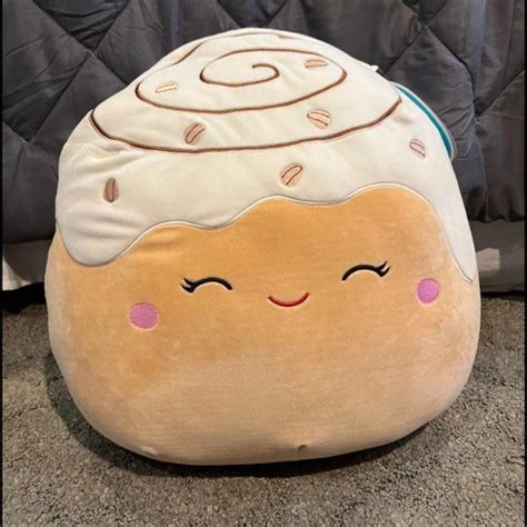 large cinnamon roll squishmallow.